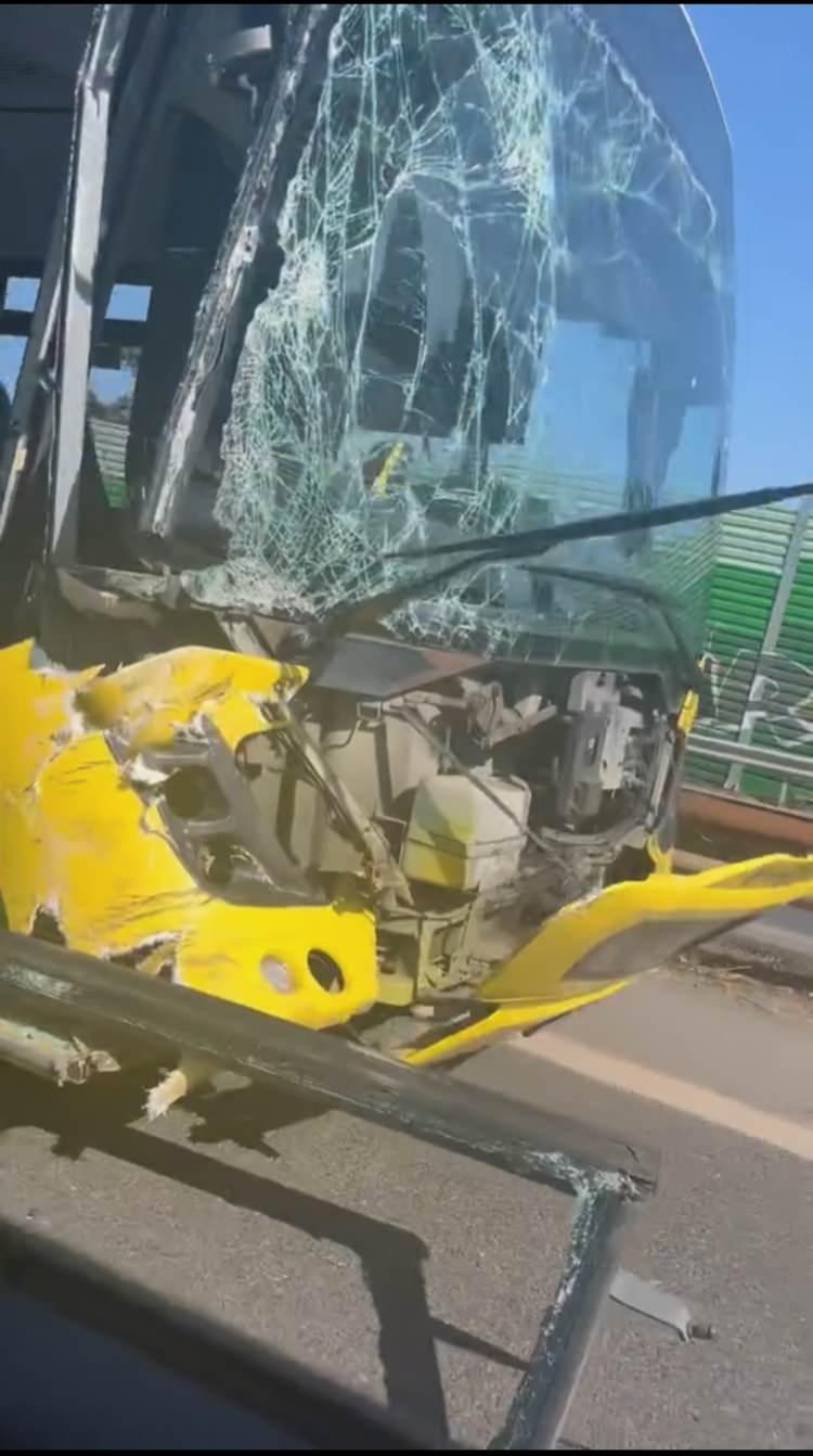 <p>Beşiktaş TEM Otoyolu bağlantı yolunda aynı istikamete giden İETT otobüsü ile kapalı kasa minibüs çarpıştı. Kaza sonucu minibüs devrilirken, otobüste bulunan kadın yolcu yaralandı.</p>
