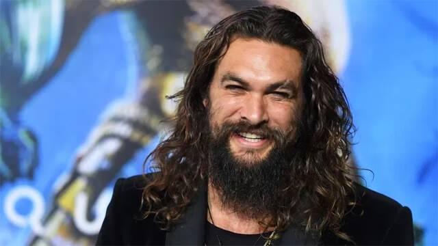 <p><strong>Aquaman</strong> filmiyle tanınan oyuncu Jason Momoa, katıldığı <strong>SmartLess podcast’inde</strong> sörf yaparken yaşadığı korku dolu hikayesini ve bu olay sonrasında hayatındaki büyük değişimi ilk kez paylaştı.</p>