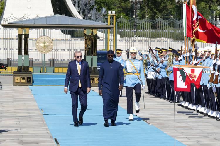 <p>Daha sonra baş başa görüşmeye geçen Erdoğan ve Sonko, ikili ve heyetler arası görüşmelerin ardından anlaşmaların imza törenine katılacaklar ve ortak basın toplantısı gerçekleştirecekler. </p>