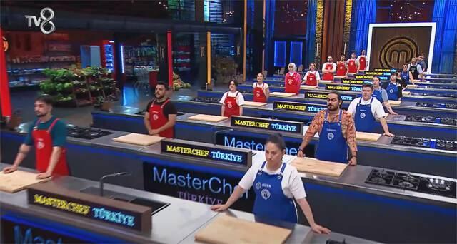 <p><strong>MasterChef Türkiye 2025</strong>’te ana kadro seçmelerinin tamamlanması ardından takım kaptanları seçildi. Seçilen takım kaptanlarının kurduğu <strong>mavi-kırmızı takımlar</strong> arasındaki kıyasıya mücadele hız kesmeden devam ediyor.</p>
