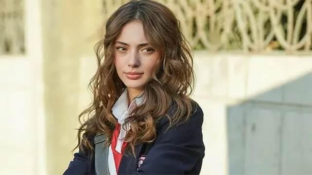<p><strong>Güzelliğiyle sık sık gündeme gelen</strong>, 2018 yılında <strong>"Şahsiyet"</strong> dizisiyle oyunculuğa başlayan 26 yaşındaki genç oyuncu <strong>Rabia Soytürk</strong>, sosyal medyada hakkında çıkan <strong>dudak dolgusu ve botoks yaptırdığına</strong> yönelik yorumlara <strong>sert bir dille cevap verdi</strong>.</p>
