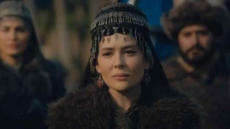 <p><span style="color:#000000"><strong>Daha önce Yıldız Çağrı Atiksoy'un hayat verdiği 'Malhun Hatun' karakteri ise olgun yaşlarıyla yeniden ekranlara gelecek.</strong></span></p>
