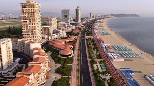 <p>Grubun organizatörü Alexander Spevak, otelde temizlik görevlilerinin “Rahatsız Etmeyin” tabelasını dikkate almadığını ve duş için hazırladığı sıcak suyun sürekli azaltıldığını belirtti. Lavrov’un ziyareti sırasında tesiste lüks giyimli, akıllı telefonlu Kuzey Koreliler görülmeye başlandı. “İlk kez kilolu Kuzey Koreliler gördük” dedi.</p>

<p> </p>

<p>Yerli ziyaretçilere topluca mayo, gözlük ve bone dağıtıldı; hepsi birlikte denize girdi. Rehberlerden biri ise yüzme bilmediği için saatlerce bir Rus turiste tutundu.</p>

<p> </p>

<p>Yeni bir Rus turist grubunun önümüzdeki hafta Wonsan’a varması bekleniyor.</p>
