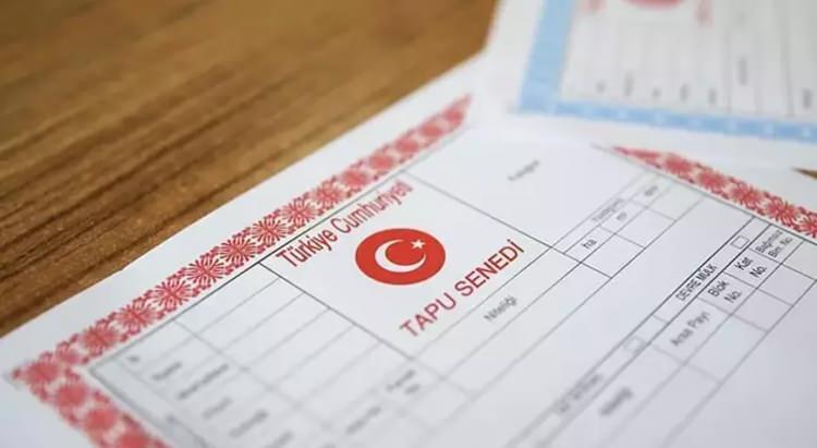 <p>Kamuoyunda sahte kimlik, diploma gibi konular konuşulurken tapu sahipleri, tapu işlemlerindeki e-imza detayına takılmış durumda. Peki ev ve arsa sahiplerinin tapuları risk altında mı? Tapu işlemlerindeki e-imza güvenilir mi?</p>

