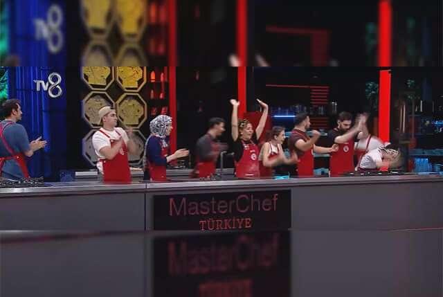 <p>Şeflerin değerlendirmeleri sonucu dokunulmazlığı kazanan yine <strong>kırmızı takım</strong> oldu. Böylelikle kırmızı takım <strong>MasterChef Türkiye 2025’in ilk haftasında 3’te 3 yaparak tüm dokunulmazlık oyunlarının galibi oldu.</strong></p>
