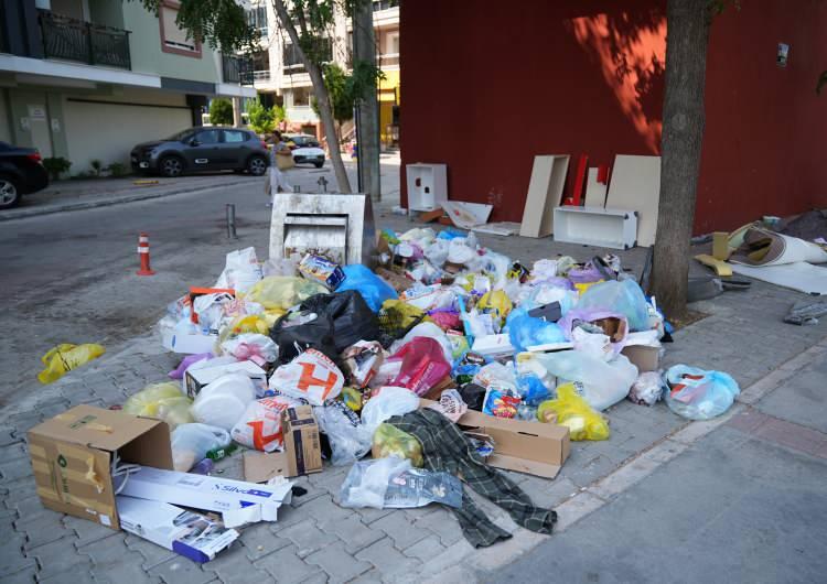 <p>Bostanlı Mahallesi'nin bazı noktalarında oluşan çöp yığınları, yollara ve kaldırımlara taştı, sıcak havanın da etkisiyle etrafa kötü koku yayıldı.</p>

<p>Karşıyakalılar ise yaşanan bu duruma tepki gösterdi.</p>
