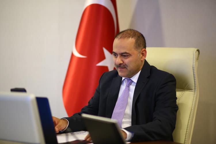 <p>Bir diploma çetesi çökertilmiş. BTK, ilk anından itibaren sürecin en yakın takipçisi olarak gerekli aksiyonları almış, sorunları çözmüş. Ama o bahsettiğim güruh, buna odaklanmak yerine benim eğitimimle ilgili yalan yanlış haberleri yaymaya odaklanıyor. Çünkü işlerine gelen bu. Çok şükür, yıllarca olduğu gibi ben bununla ilgili de alnım ak, başım dik, kimseye veremeyeceğim hesap, ispat edemeyeceğimiz bir şey yok</p>
