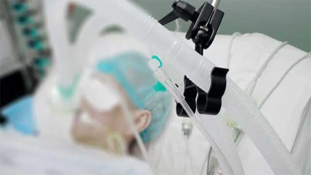 <p><strong>Organ nakli için ameliyat gününün yakınlaşmasıyla birlikte Danella Gallegos’ın ailesi</strong>, gözlerinde yaşlar fark ettiklerini ve elini tutunca tepki verdiğini hemşirelere bildirdi. <strong>Sağlık personelleri de Danella’nın göz kırptığını fark edince</strong>, durumu organ bağışı koordinatörüne bildirdi.</p>