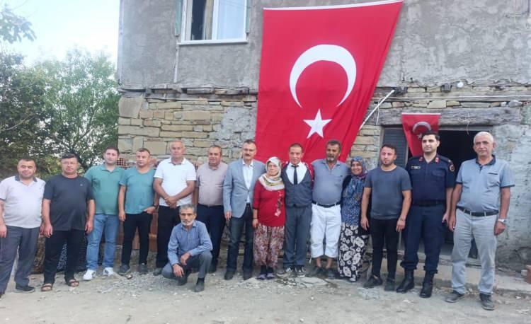 <p>Çetin, AA muhabirine, askerliğin kutsal bir görev olduğunu ve severek gittiğini söyledi.</p>
<p>Babası Metin Çetin'in yaklaşık bir yıl önce vefat etmesinden dolayı üzgün olduğunu belirten Çetin, <strong>"Babamın olmayışı beni duygulandırdı. O duyguyla bir fotoğraf paylaştım ve açıklama yaptım. Çok sayıda destek aldım. Başta İlçe Kaymakamımız Enver Yılmaz, Belediye Başkanımız Hasan Kara, İlçe Jandarma Komutanımız Doğu Kan Altın ve tüm arayan, soran buraya kadar gelip konvoya katılan herkese teşekkür ediyorum."</strong> diye konuştu.</p>