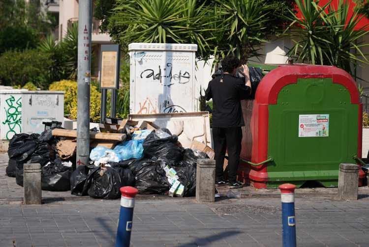 <p>Öte yandan belediye yetkililerinden alınan bilgiye göre, Harmandalı Düzenli Atık Depolama Tesisi'nin kapatılmasının ardından İzmir Büyükşehir Belediyesinin, Çevre, Şehircilik ve İklim Değişikliği Bakanlığından yeni bir depolama alanı tahsisi beklediği belirtildi.</p>
