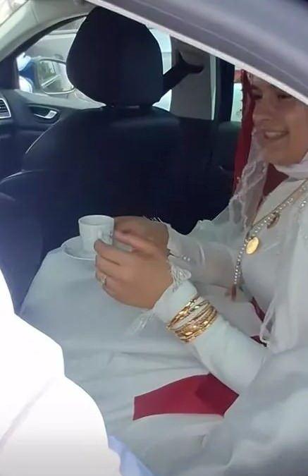 <p><span style="color:#000000"><strong>Damat tam her şey bitti sanarken, o anda damat ve sağdıcın başında yumurta kıran arkadaşları, üstlerine gazlı içecek de döktü.</strong></span></p>