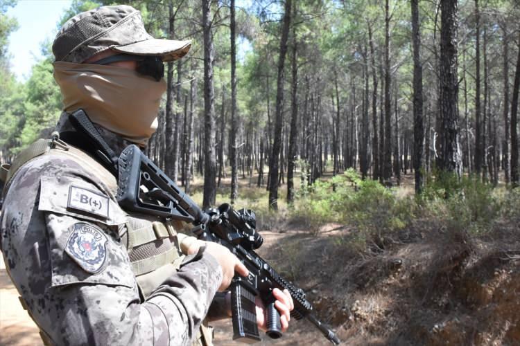 <p>Ormanların artık daha fazla güvende olduğunu söyleyen Arslan, <strong>"PÖH timlerimiz her zamanki görevlerinin yanında orman yangınlarına karşı da devletimize, milletimize, vatanımıza hizmet etme aşkı, şevkiyle görevlerini yerine getiriyor. Türk Emniyet Teşkilatı her toplumsal olayda gösterdiği hassasiyet ve inceliği orman yangınlarında da gösteriyor." </strong>ifadelerini kullandı.</p>

<p> </p>
