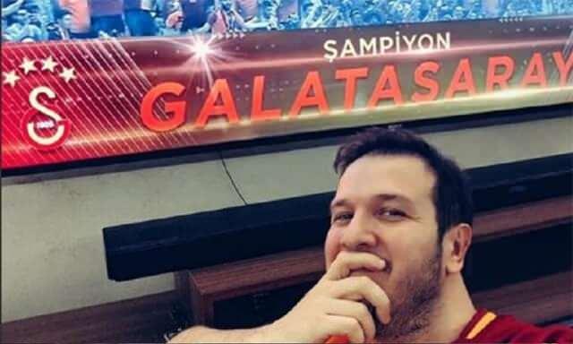 <p>Geçmişte, <strong>Galatasaraylı</strong> olan Şahan Gökbakar, <strong>Acun Ilıcalı</strong>’nın <strong>Fenerbahçe Asbaşkanlığı</strong> görevini de göz önünde bulundurarak sosyal medya hesabından yaptığı esprili gönderme paylaşımları ikili arasında gerginliğe yol açmıştı.</p>