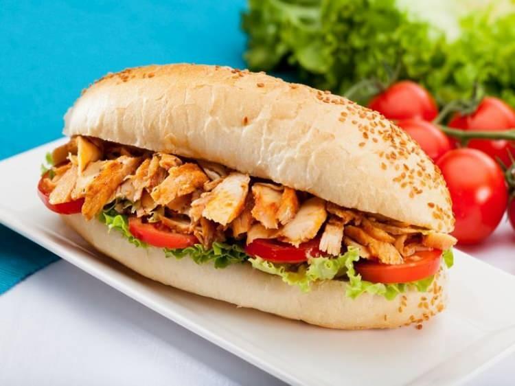 <p><span style="color:#B22222"><strong>Tavuk Döner ve Tavuklu Sandviçler</strong></span></p>
