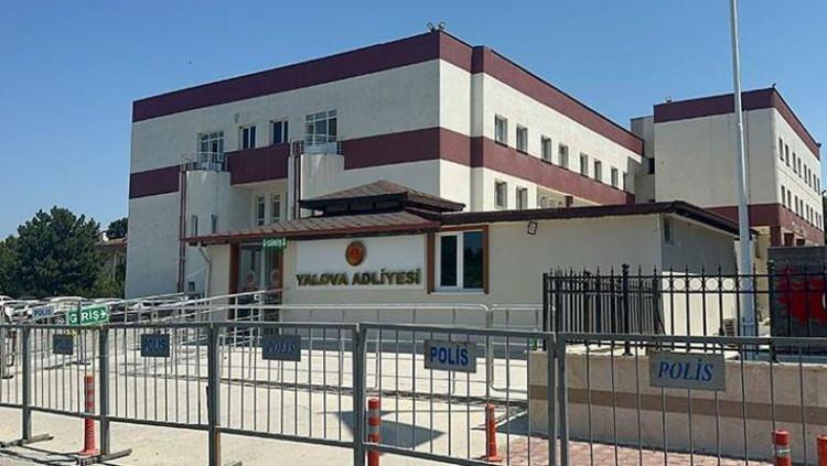 <p>Sahil Güvenlik Komutanlığı’ndaki işlemleri tamamlanan ve adliyeye sevk edilen C.T.’nin, kaza bölgesinden geçiş yapan yük gemisinin kaptanı olduğu öğrenildi.</p>
