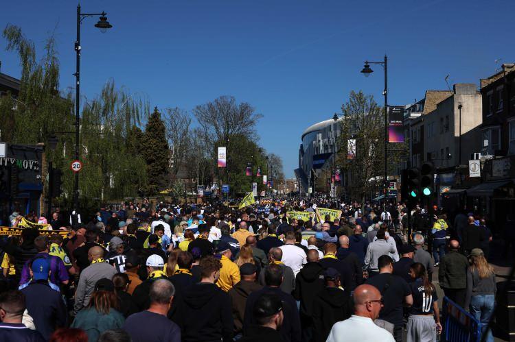 <p>4-Tottenham Hotspur</p>

<p>En ucuz: 47 bin TL</p>

<p>En pahalı: 129 bin TL</p>
