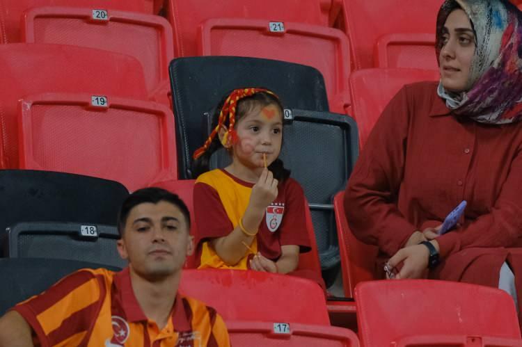 <p>2-Galatasaray</p>

<p>En ucuz: 24 bin TL</p>

<p>En pahalı: 180 bin TL</p>
