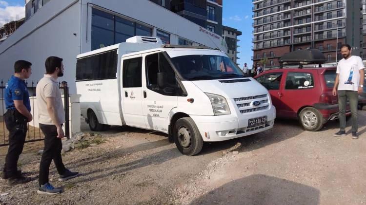 <p>Aileden haber alamayan yakınlarının ihbarı üzerine yaşadıkları eve itfaiye, polis ve ambulans ekibi sevk edildi. </p>