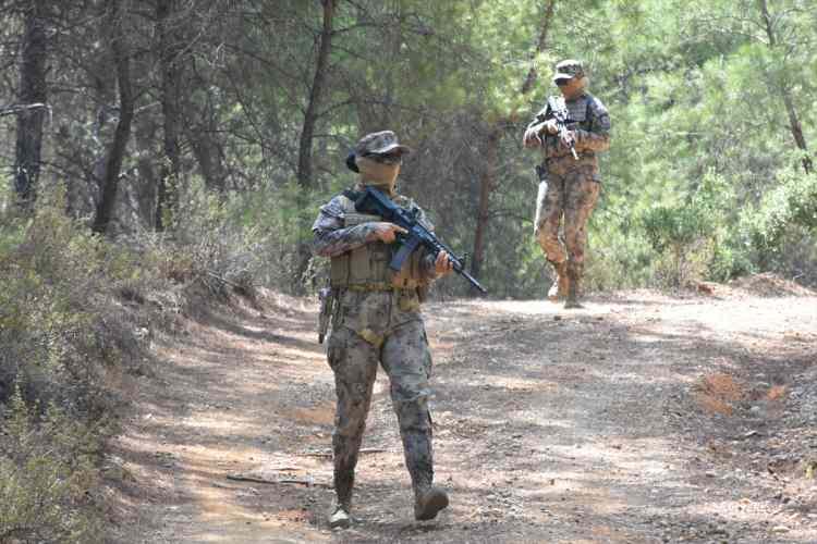 <p>Antalya İl Emniyet Müdürü İlker Arslan, AA muhabirine, Türk Polis Teşkilatı olarak toplumun karşı karşıya olduğu her türlü sorunda gösterdikleri hassasiyet ve reaksiyonu yangınlar konusunda da göstermeye çalıştıklarını söyledi.</p>
<p> </p>
