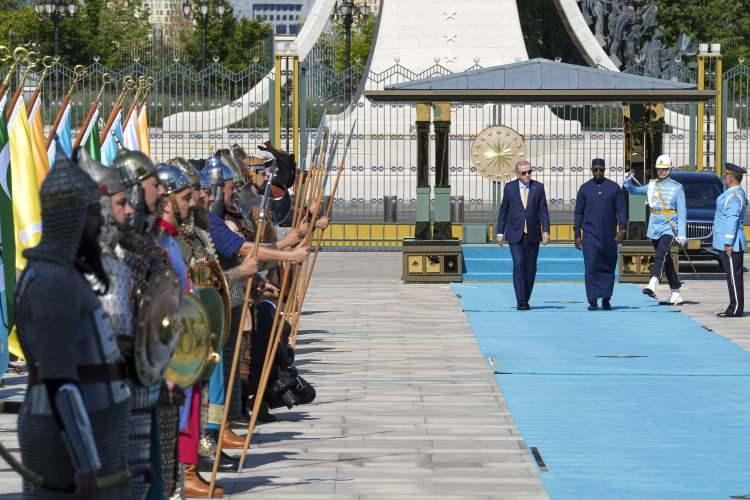 <p>Cumhurbaşkanı Erdoğan, Ousmane Sonko'yu Külliye'nin ana giriş kapısında karşıladı. Cumhurbaşkanı Erdoğan ve Sonko'nun tören alanındaki yerlerini almalarının ardından 21 pare top atışı eşliğinde iki ülkenin milli marşları çalındı.</p>