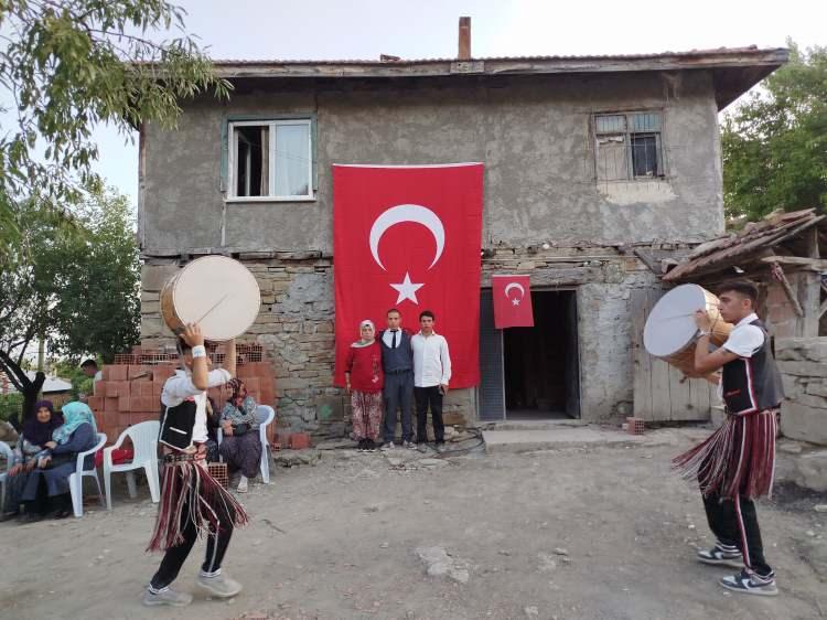 <p>Paylaşımı onlarca beğeni alan genç adam için sevdikleri ve kent halkı harekete geçti. </p>
