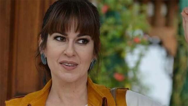 <p>Yeni sezonda <strong>“Kıskanmak”</strong> adlı projede rol alacak olan 53 yaşındaki Tuzcuoğlu, <strong>yıllardır vazgeçemediği kızıl saçlarına veda etti.</strong> Saçlarını kestirip <strong>sarıya boyatan</strong> usta oyuncu, sosyal medya hesabından <strong>“Yeni yol, yeni rota, yeni bir gönül macerası”</strong> notuyla yeni görünümünü paylaştı.</p>