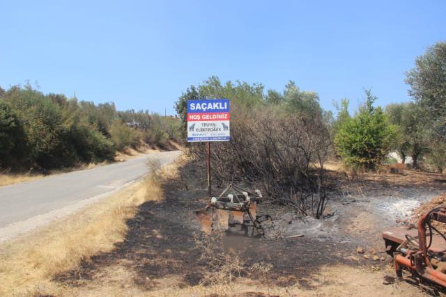 <p> Yangın nedeniyle Çanakkale Boğazı trafiğe kapatılırken, devlet hastanesi, üniversite kampüsündeki öğrenciler, engelli bakım evinde kalanlar ile çok sayıda ev ve vatandaş tahliye edildi. </p>
