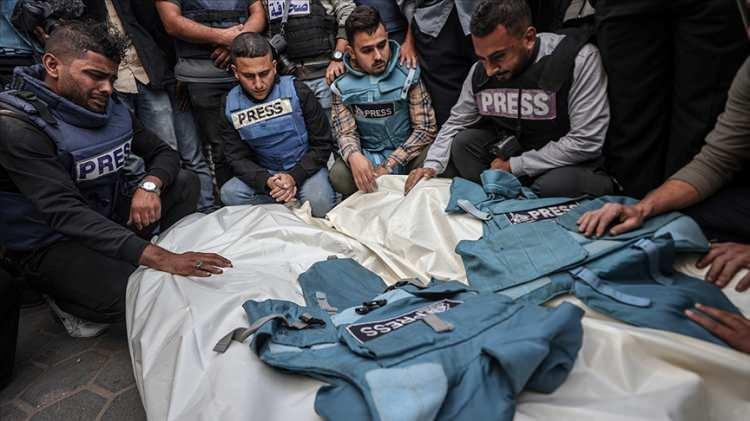 <p>Özellikle Almanya'nın Nazi soykırımı etkisiyle uzun yıllara dayanan İsrail'e karşı sahiplenme tutumu, bu konuda öncülük yapıyor.</p>

<p> </p>

<p>Almanya'nın en önemli yayın organlarından olan Bild ve Süddeutsche Zeitung, İsrail'in bu zulmünü aklamak, Gazzeli gazetecileri suçlamak için kolları sıvadı.</p>
