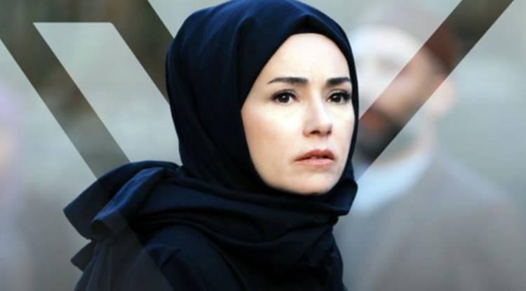 <p>Uzun bir aranın ardından ekranlara geri dönen ünlü oyuncu Özgü Namal, yeni imajıyla gündeme damga vurdu. 'Kıskanmak' dizisi için hazırlıklara başlayan başarılı oyuncunun geçirdiği değişim, hayranları tarafından büyük ilgi gördü.</p>
