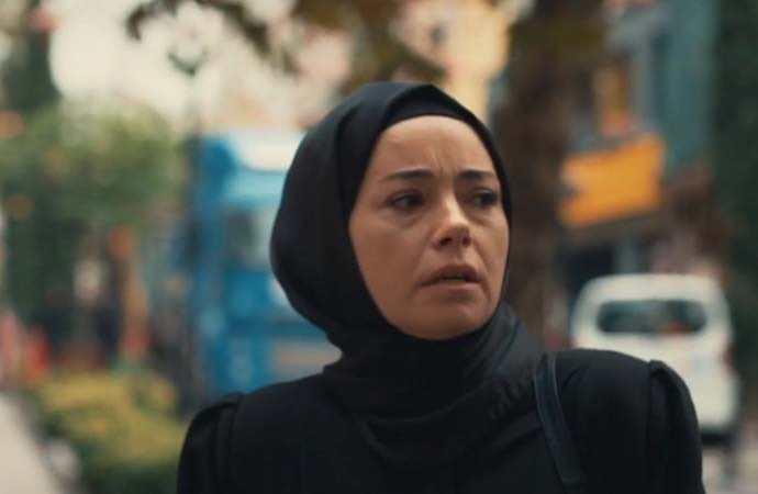 <p>Son olarak oynadığı Kızıl Goncalar dizisinde canlandırdığı Meryem karakteriyle büyük bir çıkış yakalayn güzel oyuncu şimdilerde yeni dizisinin hazırlığında. </p>