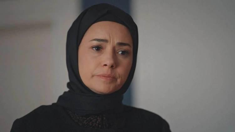 <p>Saçlarını kızıl renge boyatan Namal, bu değişimiyle sosyal medyada büyük ilgi gördü ve hayranlarından tam not aldı.İşte Özgü Namal'ın kızıl saçlı hali...</p>
