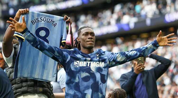 <p>Tottenham'ın satış listesine koyduğu Yves Bissouma'ya Fenerbahçe bir kez daha teklif yaptı. <br />
<br />
Oyuncuyla Premier Lig'den West Ham da ilgileniyor.<br />
<br />
(FANATİK)</p>