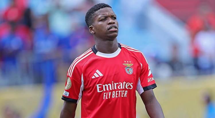 <p>Fenerbahçe, Benfica'nın ön liberosu Florentino transferini de bitirdi.<br />
<br />
Sarı lacivertli yönetim, 25 yaşındaki Portekizli futbolcuyu İstanbul'a getirecek.<br />
<br />
(FOTOMAÇ)</p>
