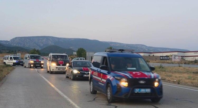 <p>Törende İbrahim Çetin, annesi Ayşe Çetin, kardeşi Bayram Çetin ve köydeki yakınlarıyla hatıra fotoğrafları çektirip vedalaştıktan sonra jandarma ekibinin de bulunduğu konvoyla Çanakkale'deki birliğine uğurlandı.</p>

<p> </p>
