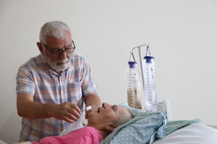 <p>Kayseri'de yaşayan Ali İhsan Kılıçer (70), 10 yıl önce geçirdiği felç sonrası yatalak kalan 48 yıllık hanımı Sabiha Kılıçer'e gözü gibi bakıyor. Kılıçer çiftinin hayat hikâyesini okuyanlar "yok böyle vefa" diyor. </p>
