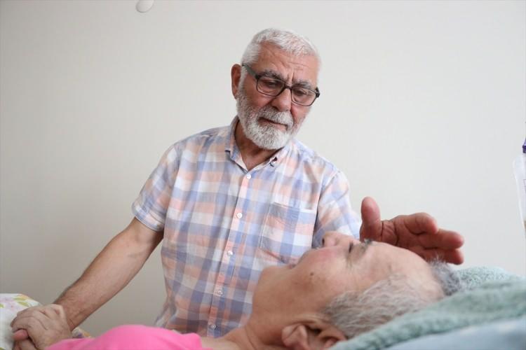 <p><span style="color:#A52A2A"><strong>GÖZLERİYLE İLETİŞİM KURUYORLAR</strong></span></p>
<p>Hareket kabiliyetinin tamamen yitiren, bedeninde tek gözleri hareket eden, yatağa bağımlı eşini mama ve su torbalarıyla beslediğini ifade eden Kılıçer, konuşamayan "<strong>aşkını" gözleriyle kurduğu iletişimle hayatta tuttuğunu belirtti. </strong></p>
<p> </p>
<p>Biri yurt dışında yaşayan, diğeri öğretmen 2 kızının fırsat buldukça kendisine destek verdiğini anlatan Kılıçer, ölene kadar hayat arkadaşına bakacağını kaydetti.</p>
