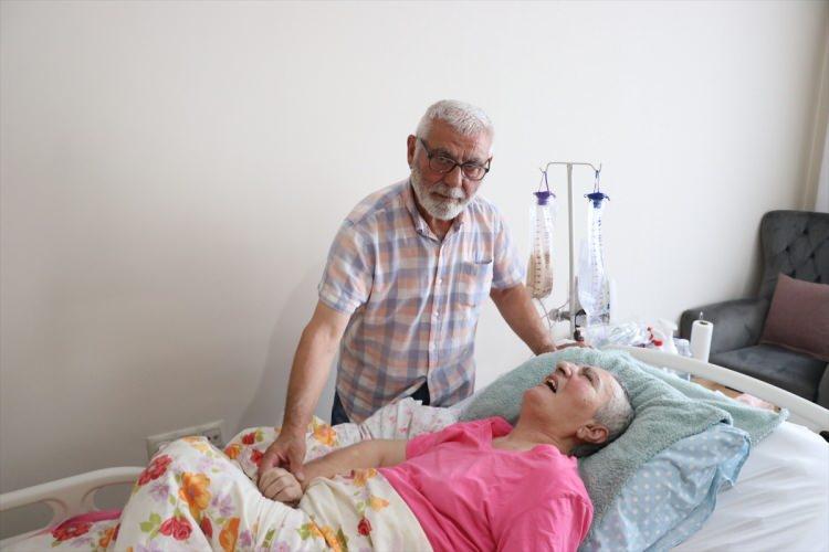 <p><span style="color:#A52A2A"><strong>"EŞİM İYİ Kİ VAR"</strong></span></p>
<p>Vefanın önemli olduğunu, kadere iman ettiğini ve eşinin her zaman yanında olacağını vurgulayan Kılıçer, <strong>"Allah bana sağlık verdiği müddetçe ona bakmaktan hiç üşenmiyorum. Eşim iyi ki var. Dünyaya gelsem yine aynısını yaparım. Yine onunla evlenirim, onu çok seviyorum."</strong> diye konuştu.</p>