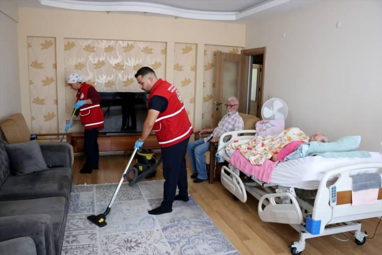 <p>Kılıçer, Kayseri Büyükşehir Belediyesinin Yaşlı Destek Sistemi kapsamında ekiplerin evini ziyaret ettiğini ve eşinin bakımını yapıp kendisine destek olduklarını sözlerine ekledi.</p>
