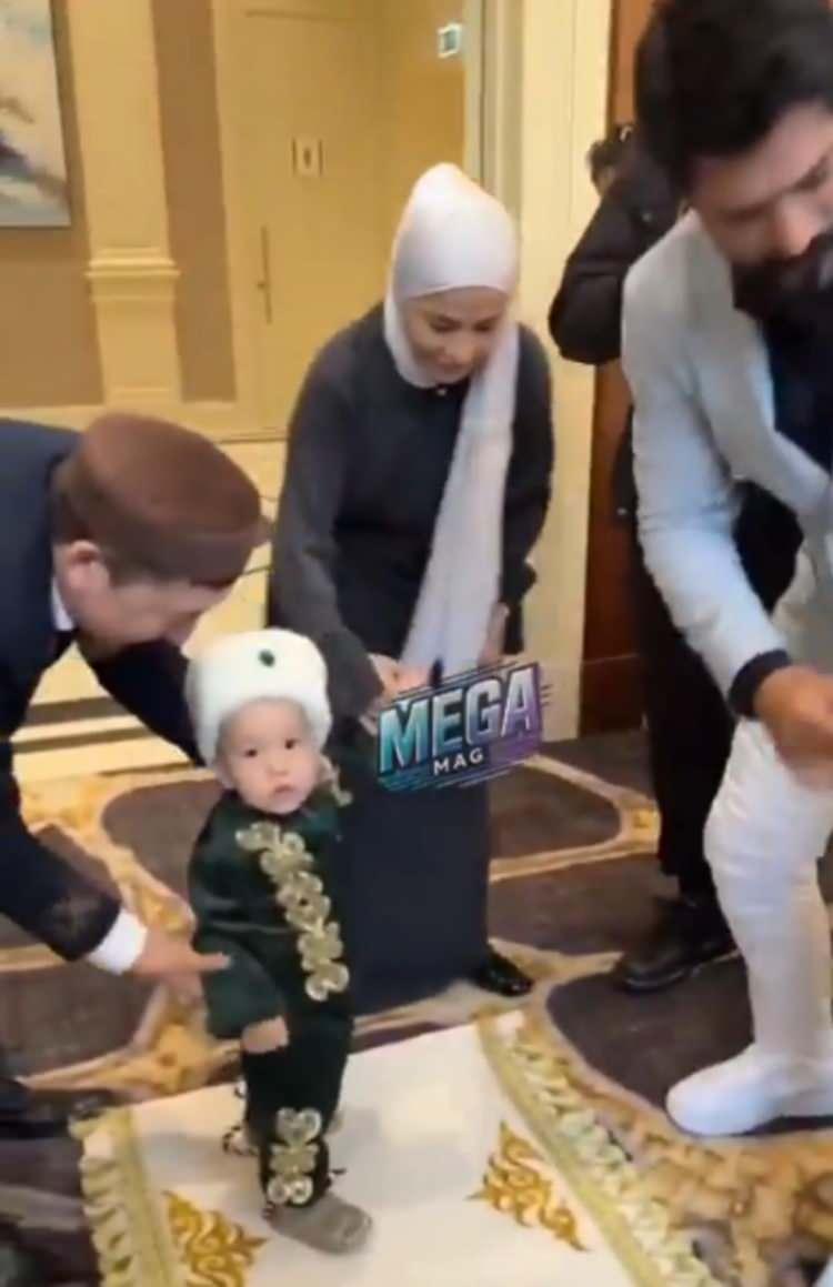 <p>Özçivit, sadece kurdele kesmesi için 200 bin dolar ödendiği iddialarıyla sosyal medyada büyük yankı uyandırdı.</p>