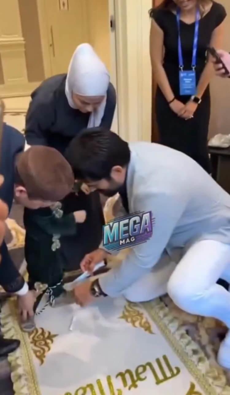 <p>Özçivit, bu kez bir çocuğun yürümeye başlaması şerefine düzenlenen kurdele kesme törenine davet edildi.</p>