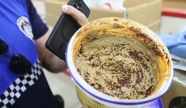 <p>TARİHİ GEÇMİŞ ÜRÜNLER TESPİT EDİLDİ</p>
<p>Söz konusu iş yerinde 7 kalemde 418 kilogram tarihi geçmiş ürün tespit edildiğini belirten ve zabıtaya saldıran iş yeri sahibinin tutuklandığını vurgulayan Şahinbey Belediye Başkanı Mehmet Tahmazoğlu, şöyle konuştu: </p>