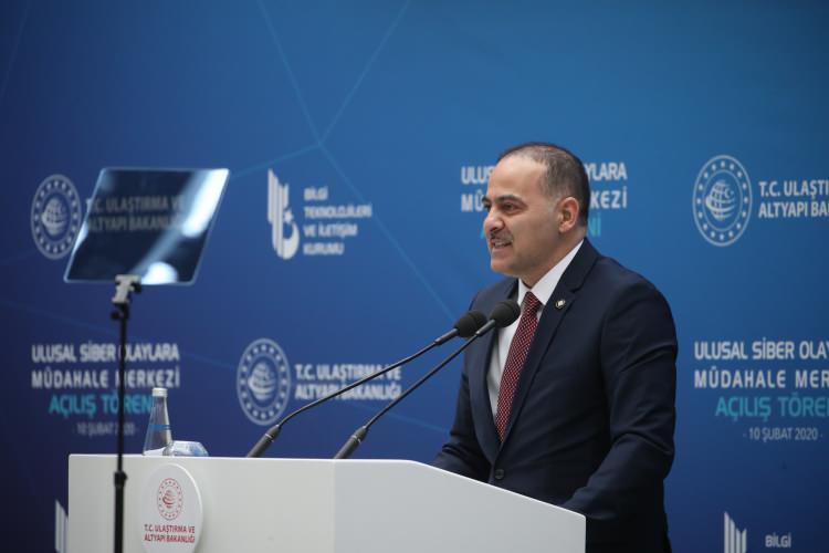 <p>Her türlü olaydan, kaostan beslenmenin yolunu bulan bir güruh bulunduğunu, bunların niyetlerinin de halis değil. Bir diploma çetesi çökertilmiş. BTK, ilk anından itibaren sürecin en yakın takipçisi olarak gerekli aksiyonları almış, sorunları çözmüş. Ama o bahsettiğim güruh, buna odaklanmak yerine benim eğitimimle ilgili yalan yanlış haberleri yaymaya odaklanıyor.<br />
<br />
Çünkü işlerine gelen bu. Çok şükür, yıllarca olduğu gibi ben bununla ilgili de alnım ak, başım dik, kimseye veremeyeceğim hesap, ispat edemeyeceğimiz bir şey yok. Ancak isterdim ki bir insanın diplomalarının sorgulanmasına değil de aldığı eğitimlerin donanımına odaklanılabilseydi. Sormadan edemiyorum. Neden bir insanın kendini eğitmiş olması bu kadar rahatsız ediyor bazılarını. Bu çamur at izi kalsın mantığından başka hiçbir şey değil.</p>

