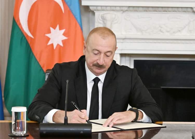 <p><strong>Madde 2 -</strong> Taraflar, Madde 1'e tam uyarak, birbirlerine karşı hiçbir toprak iddialarının olmadığını teyit ediyor ve gelecekte de böyle bir iddiada bulunmayacaklarını onaylıyor. Taraflar, diğer tarafın toprak bütünlüğünü veya siyasi birliğini tamamen veya kısmen bölmeyi ya da zayıflatmayı amaçlayan herhangi bir eylemi planlamak, hazırlamak, teşvik etmek ve desteklemek dahil hiçbir eylemde bulunmayacaktır.</p>
