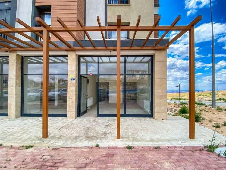 <p>Satışa sunulan iş yerleri arasında, Adana'nın Yüreğir ilçesindeki ticaret merkezi, Ankara'nın Çubuk, Kızılcahamam ve Haymana ilçelerindeki dükkanlar ve Kırşehir'in Kaman ilçesindeki alışveriş merkezi yer alıyor.</p>