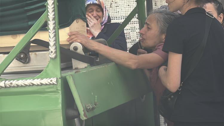 <p>Eve giden hala içeriye giremedi. Yeğeninin hayatından endişe eden halasının ihbarı üzerine olay yerine polis ve sağlık ekibi sevk edildi.</p>
<p> </p>