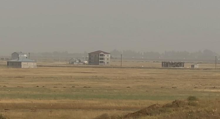 <p>Özellikle öğle saatlerinden itibaren şiddetini artıran toz fırtınası, ilçe merkezinde görüş mesafesini ciddi şekilde kısıtladı.</p>