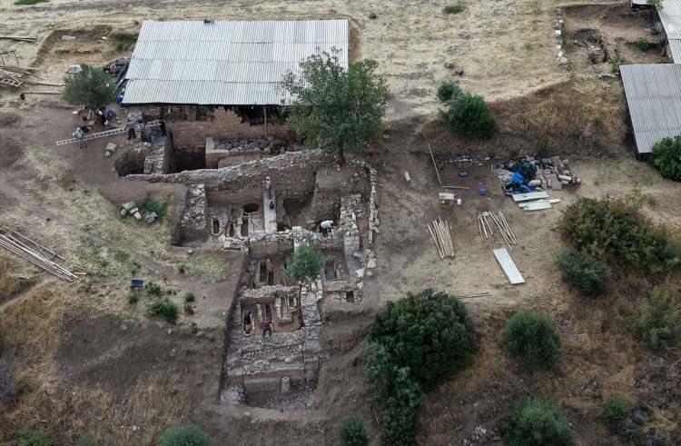 <p>Cahill, sarayın bulunmasının tarih açısından çok önemli olduğunu anlatarak, şunları kaydetti:</p>

<p> </p>

<p>"Bu bulgu önemli çünkü Yunan şehirleri 8. yüzyılda yalnızca küçük evler inşa etmişken Lidyalılar çok daha erken dönemde anıtsal teraslar ve yapılar yapmaya başlamış. Bu mimari, Friglerin milattan önce 9 ve 10. yüzyıllardaki anıtsal yapılarından da esinlenmiş olabilir. Tarihçiler, Lidyalıların biraz Yunanlar gibi olduğunu düşünüyordu. 'Milattan önce 7. yüzyılda şehirleşmeye başlamışlar, ondan önce köyde yaşamışlar.' diye düşünüyordu. Ama şimdi bu yeni bulgularla öğrendik ki o yanlış. Sardes milattan önce 8. yüzyılda büyük anıtsal bir şehir olmuş. Teras sistemini o dönemde başlatmışlar. Bu gösteriyor ki Lidyalılar doğuya bakmış, esas bir Anadolu medeniyeti olmuş, Yunan medeniyeti değil."</p>
