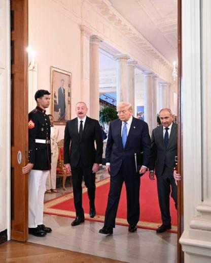 <p><strong>Madde 9 -</strong> Taraflar, her iki tarafın da dahil olduğu silahlı çatışmalardan kaynaklanan kayıp kişiler ve zorla kaybetme vakalarını çözmek için, doğrudan veya uygun olduğu durumlarda ilgili uluslararası kuruluşlarla işbirliği yaparak, söz konusu kişiler hakkında mevcut tüm bilgilerin paylaşımı da dahil olmak üzere önlemler alacaklardır.</p>

<p>İÇ GÜVENLİKTE İKİLİ İŞBİRLİĞİ</p>

<p>Bu bağlamda, taraflar, ilgili kişilerin akıbetinin açıklığa kavuşturulmasının, uygun olduğu durumlarda kalıntılarının aranması ve iade edilmesinin ve gerekli soruşturma tedbirleri yoluyla onlar için adaletin sağlanmasının, uzlaştırma ve güven oluşturma aracı olarak önemini kabul etmektedirler. Bu konudaki ilgili yöntemler, ayrı bir anlaşmada ayrıntılı olarak görüşülecek ve kararlaştırılacaktır.</p>
