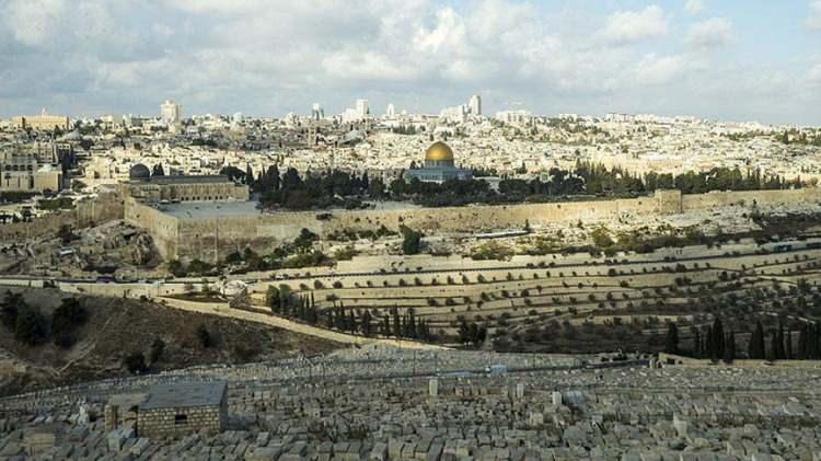 <p>İsrailli aşırı sağcı milletvekili Şaron Gal, kısa süre önce Netanyahu'ya "Büyük İsrail"i simgeleyen bir muska hediye etmişti.</p>

<p> </p>
