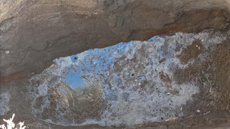 <p>Tarım arazilerinin yanında oldukça derin olan obruğun taban kısmında su birikintisi olduğu görüldü. Derin obruk dron ile görüntülendi. İlgili ekiplerin bahse konu noktada inceleme yapmadığı ve önlem almadığı iddia edilirken, etrafında şerit ya da bariyer olmayan obruktan çökme seslerinin geldiği duyuldu.</p>
<p> </p>